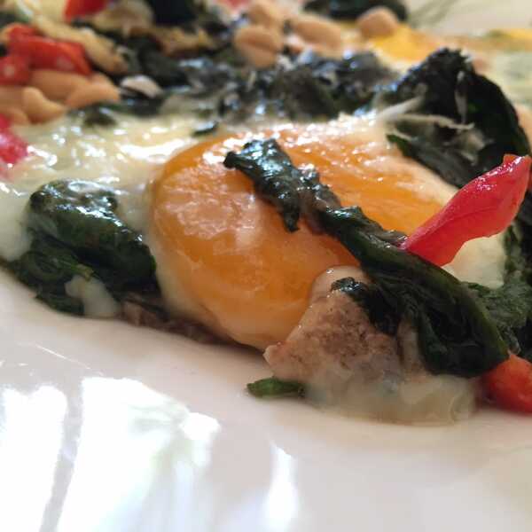 Jajka na szpinaku z orzeszkami ziemnymi – białkowe śniadanie
