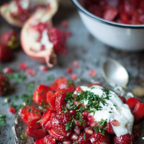 Sałatka z truskawkami i granatem (Strawberries and pomegranate salad). 