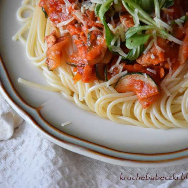 Spaghetti z kurczakiem, pomidorami i cukinią