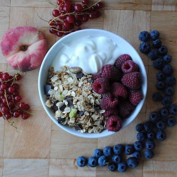 755. Kokosowa granola z patelni z jogurtem i owocami