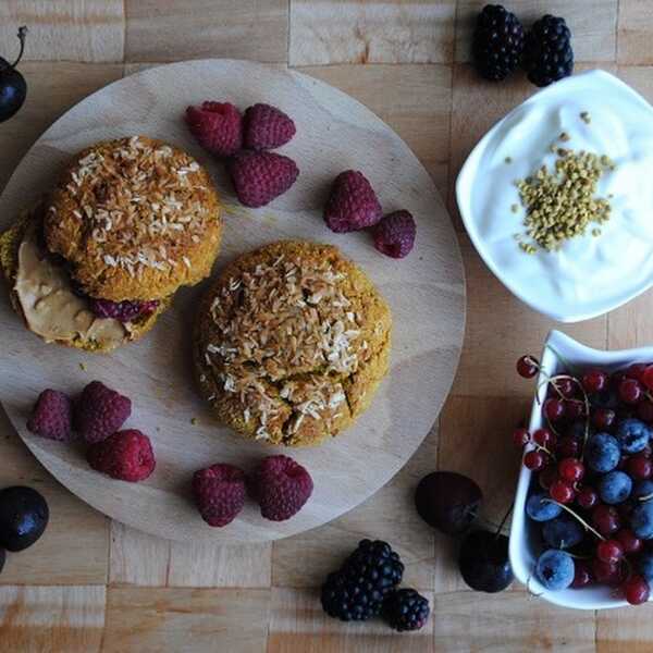 754. Kokosowo- dyniowe scones z owocami i masłem orzechowym