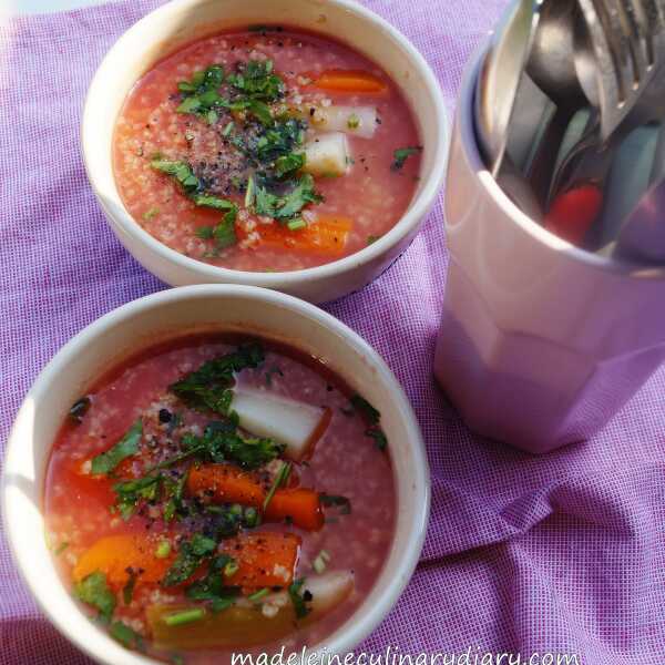 Zupa pomidorowa ze świeżych pomidorów z kaszą jaglaną na wywarze warzywnym