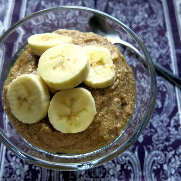 Wegański bananowy krem z tofu, karobu z syropem z agawy