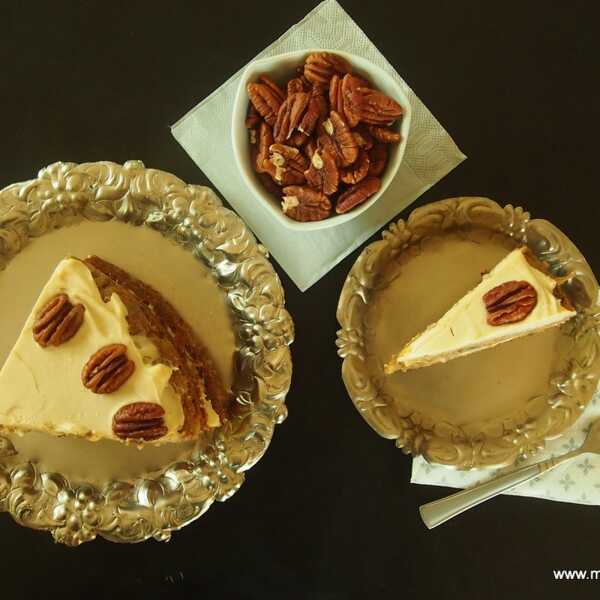 Ciasto pietruszkowe z syropem klonowym i orzechami pekan