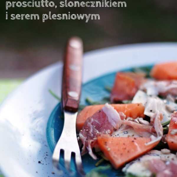 Sałatka z melonem, prosciutto i serem plesniowym