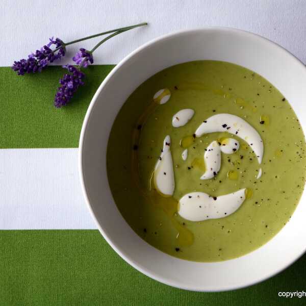 Zupa krem z bobu, zielonego groszku z tymiankową oliwą i cytrynową śmietaną