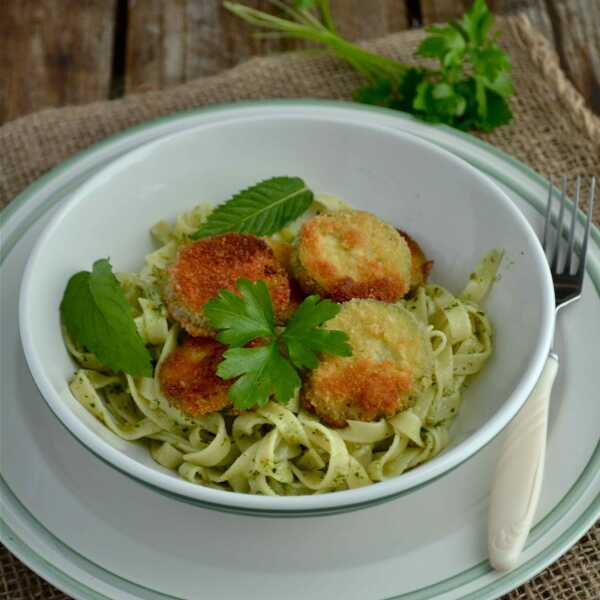 Makaron z pistacjowym pesto i panierowana cukinia.