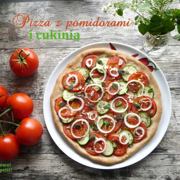 Pizza z pomidorami i cukinią