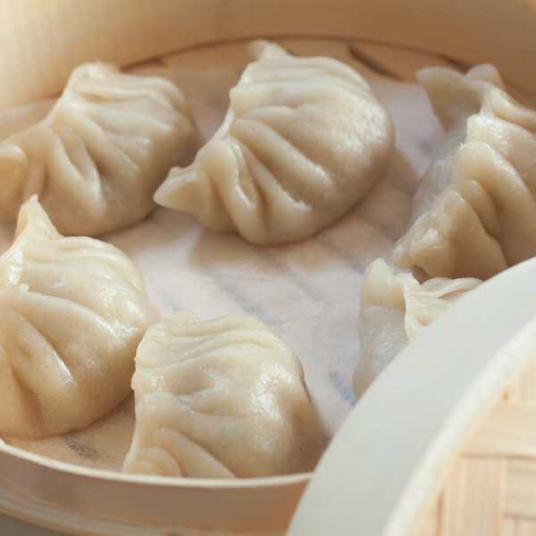 Chińskie pierożki Jiaozi gotowane na parze