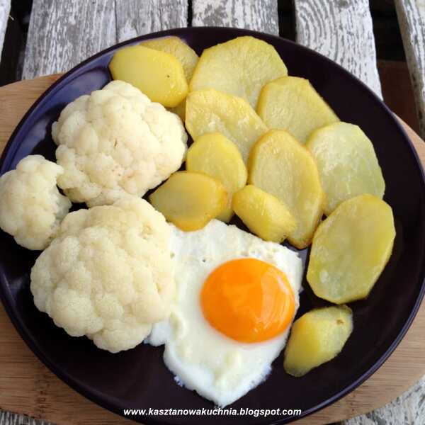 Jajka sadzone z smażonymi ziemniakami i kalafiorem