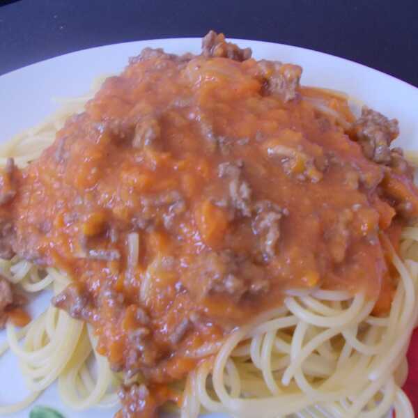Włoskie spagheti bolognese z polską marchewką :)