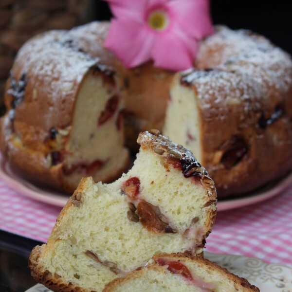 Babka drożdżowa ze śliwkami i prażonym słonecznikiem